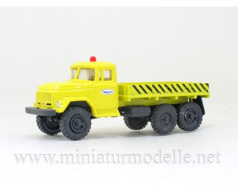 H0 1:87 ZIL 131 pushback tractor