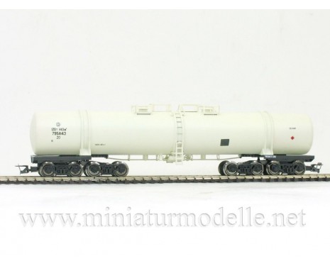 1:120 TT 3752 Eight-axle tank car for petrol transport of the RZD beige livery, era 5