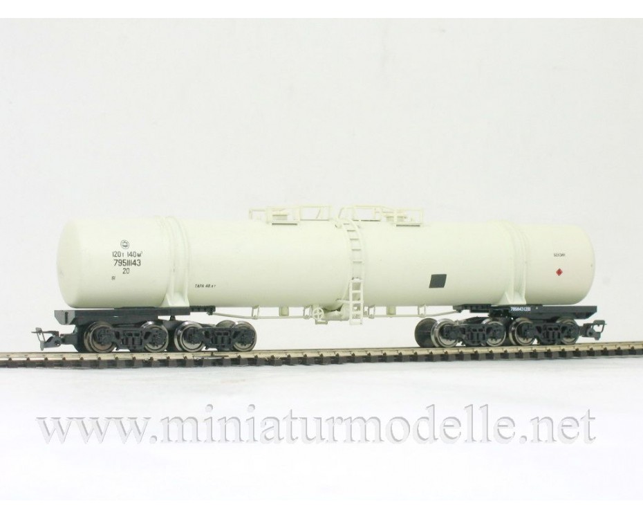 1:120 TT 3752 Achtachsige Kesselwagen zum Transport Benzin der RZD, beige, 5. Epoche, 3752, Peresvet by https://miniaturmodelle.net