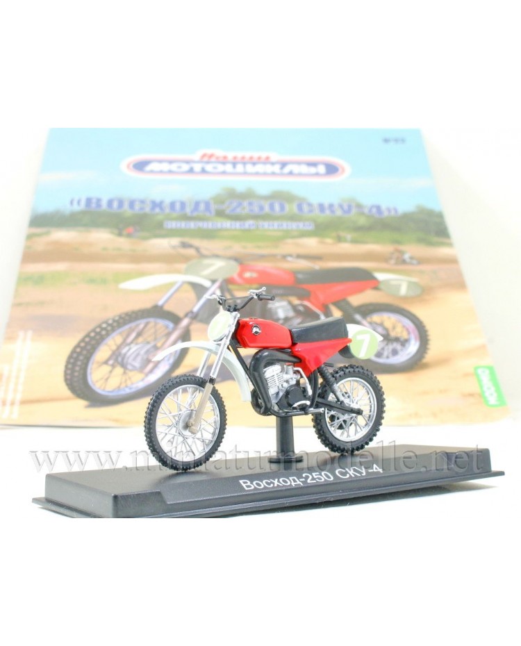 1:24 Voshod 250 SKU 4 Motocross motorcycle with magazine #22