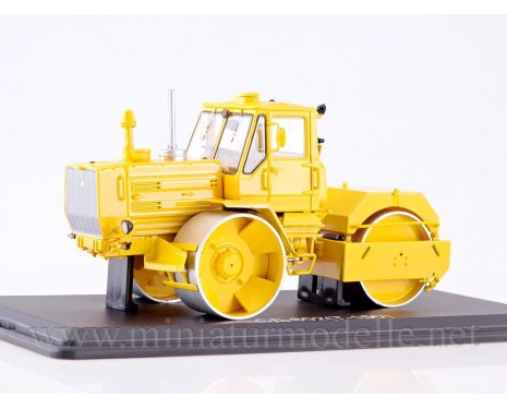 1:43 Tractor T 150 road roller SD 802